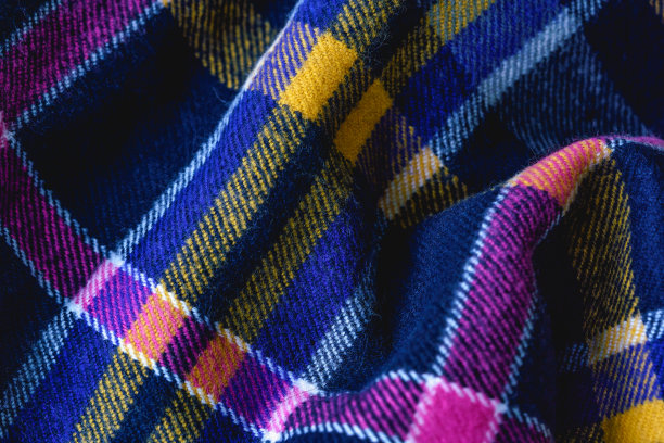 深蓝暖色格纹丝巾，秋色背景。漂亮优雅的围巾。图片下载