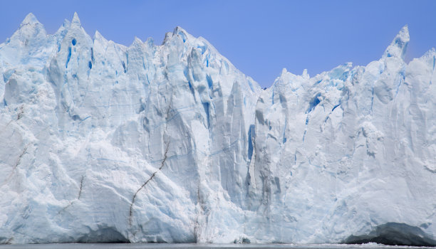 巴塔哥尼亚的冰川冰墙，冰的纹理和蓝天图片下载