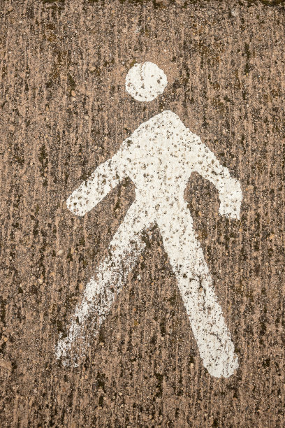 用混凝土、水泥和石头铺成的道路上涂着白色的人像。健康、生态、运动、趣味的生活理念。图片下载