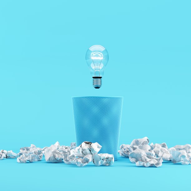 灯泡漂浮在垃圾箱垃圾与纸垃圾放置在蓝色背景。3 d渲染。最小的创意。图片下载