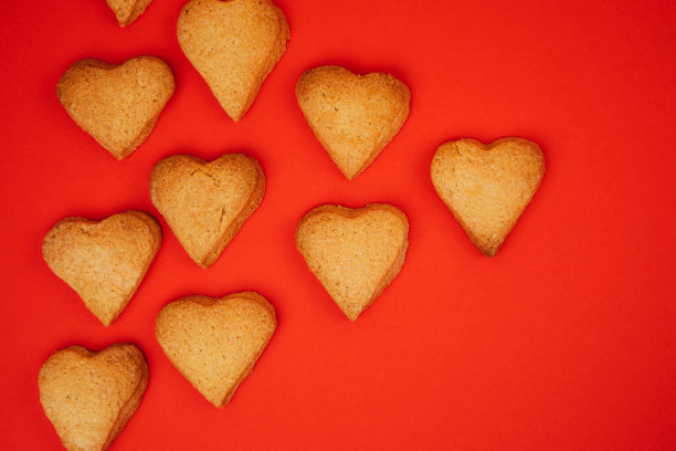 红底心形的酥饼。情人节的背景图片下载