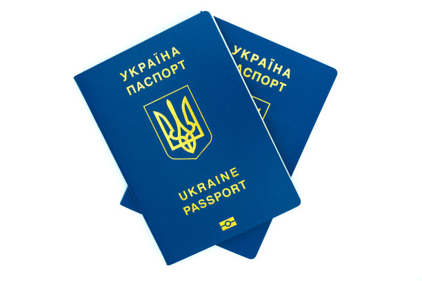 两份乌克兰的外国护照被隔离在白色上。乌克兰的旅行者。乌克兰移民图片下载