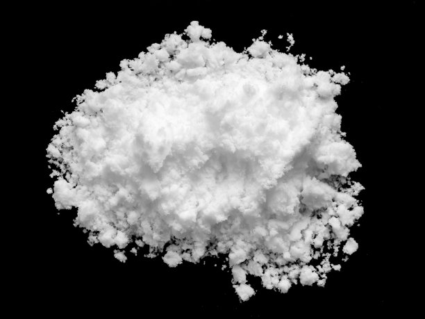 白色的雪孤立在黑色的背景上图片下载