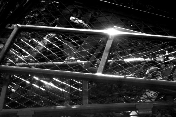 金属格栅放置在傍晚的阳光下图片下载