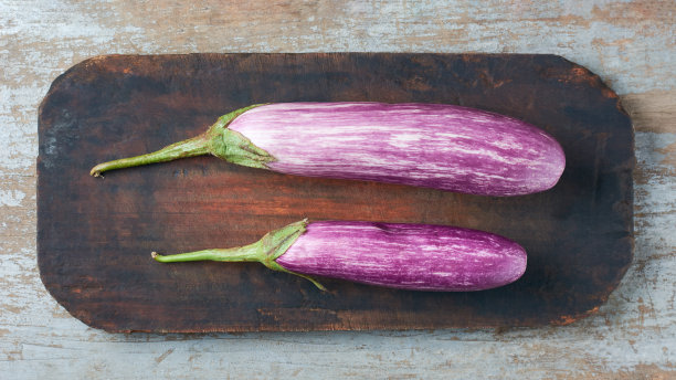 茄子或茄子放在砧板上图片下载