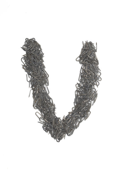 艺术孤立小写字母v由钢订书钉孤立在白色背景上写，字体，类型风格，铁丝网订书钉图片下载