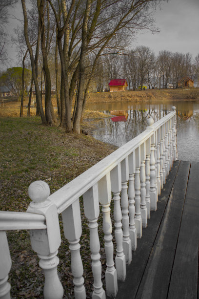在木屋的背景上有栏杆的栏杆图片下载