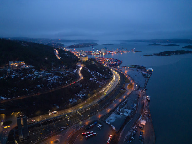 集装箱货船在城市国际货物进出口业务和物流中的鸟瞰图。在挪威奥斯陆港，用起重机运送到港口。欧洲图片下载