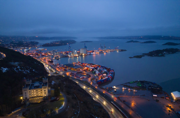 集装箱货船在城市国际货物进出口业务和物流中的鸟瞰图。在挪威奥斯陆港，用起重机运送到港口。欧洲图片下载