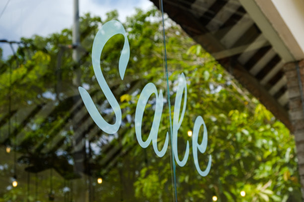 橱窗玻璃上印有“销售”字样图片下载