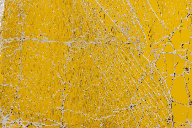 脏玻璃碎成大量的碎片和零件图片下载