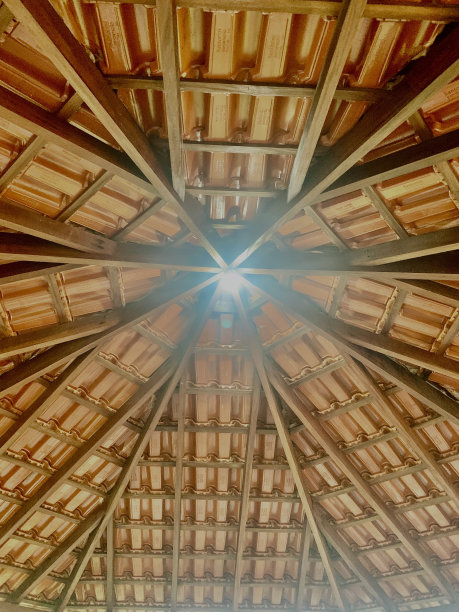 从里面看天花板，开着灯。图片下载