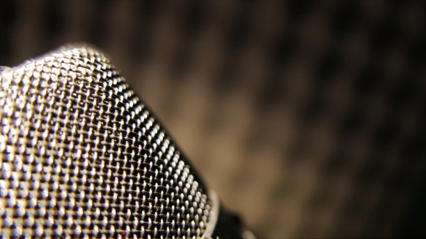 USB麦克风。麦克风特写镜头。录音室。原声音乐工作室。隔音的房间图片下载