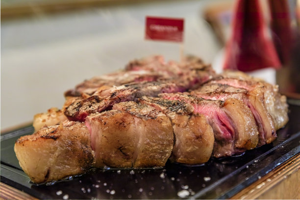意大利佛罗伦萨，一家餐厅里经典的烤干陈年t骨佛罗伦萨牛排图片下载