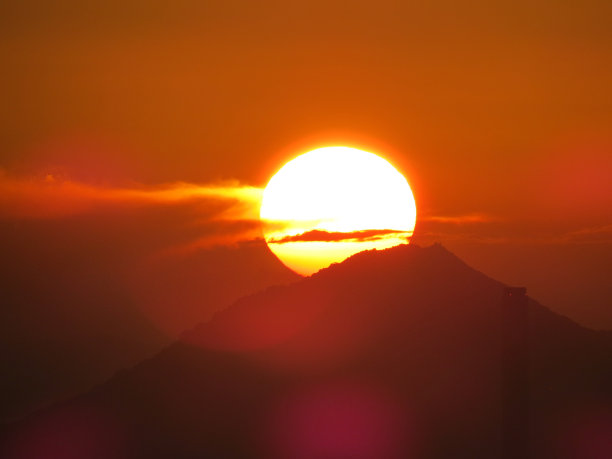 落日时分，阳光穿过云层图片下载