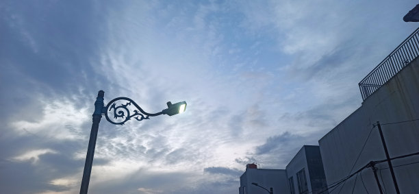 以天空为背景的路灯图片下载