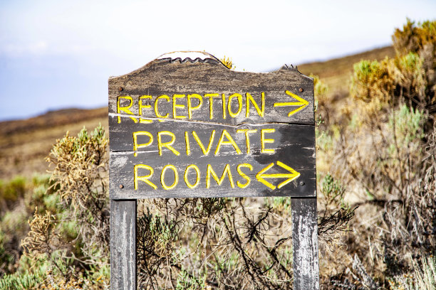 木制标志接待和包间附近的道路图片下载