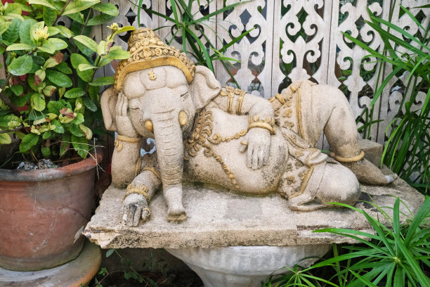 四面泰国神，在花园里图片下载