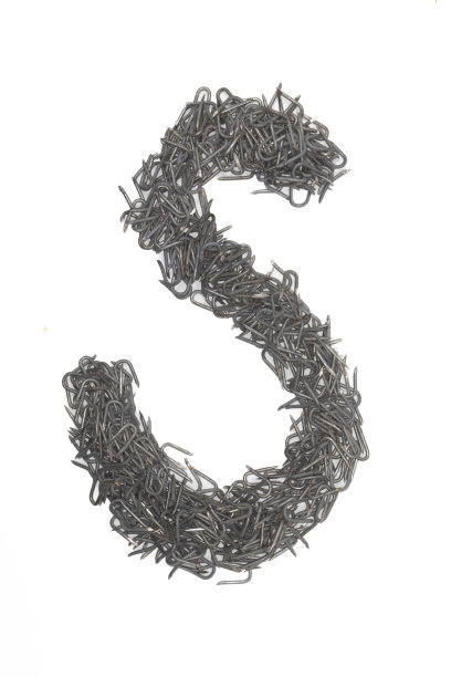 艺术孤立大写字母S由钢钉孤立在白色背景上写，字体，类型风格，铁丝网钉图片下载