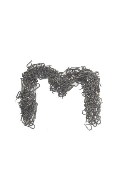 艺术孤立小写字母m由钢钉孤立在白色背景上写，字体，类型风格，铁丝网钉图片下载
