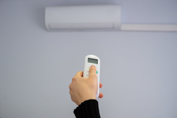 女人的手在开关空调机图片下载