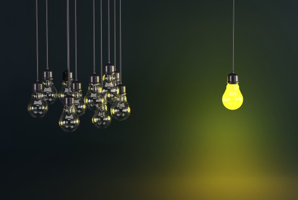 一个灯泡的背景上有许多熄灭的灯泡。商业概念，创意发现，创意。图片下载