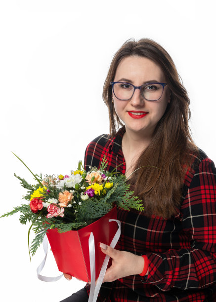 一名年轻女子的肖像，白色背景上有一束花。图片下载