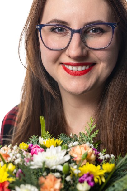 一名年轻女子的肖像，白色背景上有一束花。图片下载