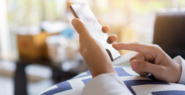 用智能手机查看社交媒体的通知或在家阅读网站上的新闻，放松生活方式的概念图片下载