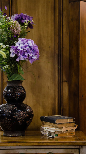 有花的静物。底座上有花的花瓶。家居装饰图片下载