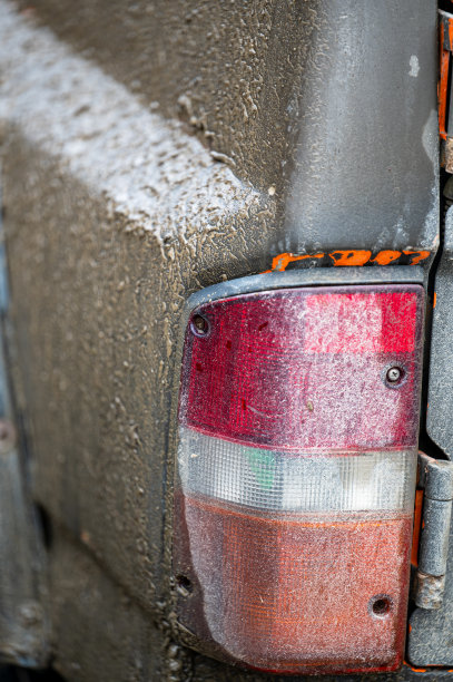 脏车侧。溅在汽车上的泥浆和纹理。疯狂飞溅的4x4越野车图片下载