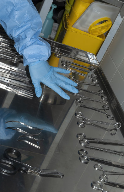 解剖技术员在解剖台上订购必要的仪器图片下载