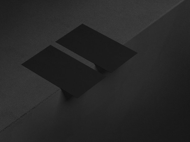 两张黑色名片在深色皮革背景上做成了豪华的纸张。创意最小的商业布局。三维渲染图片下载