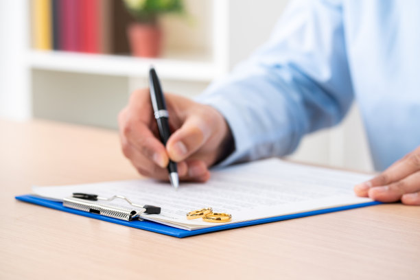 妻子签署离婚协议图片下载