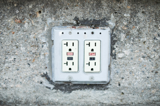 电器插头与插座在家里现代连接图片下载