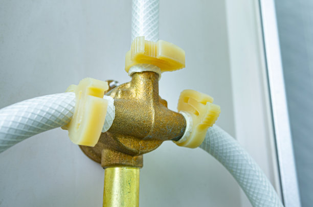 淋浴间弹性水管的连接。图片下载