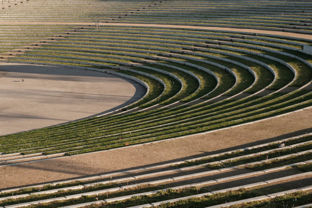 详细的意见，一个广泛的椭圆形剧院与一个孤独的椅子上的一层图片下载