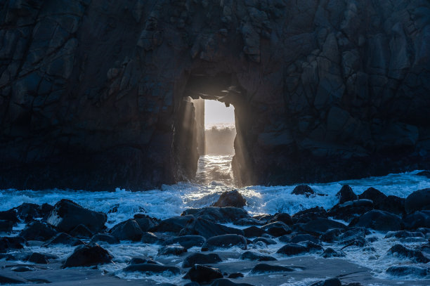 夕阳透过钥匙孔窥视图片下载