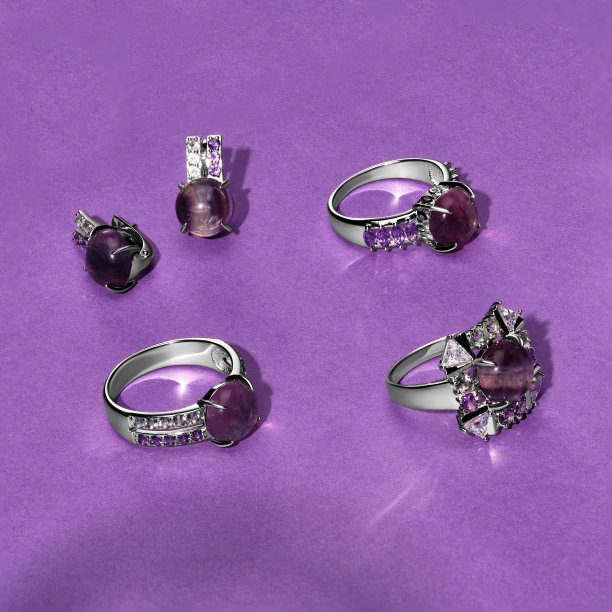 优雅的珠宝套装。镶有宝石的首饰。珠宝配件拼贴。产品静物概念。戒指、项链和耳环。图片下载