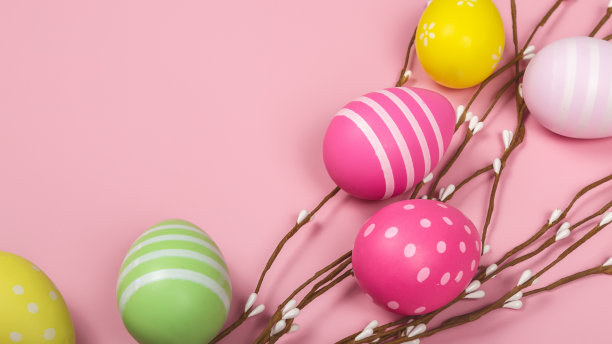 复活节快乐的横幅。彩色的复活节彩蛋在淡粉色的背景上。本空间图片下载