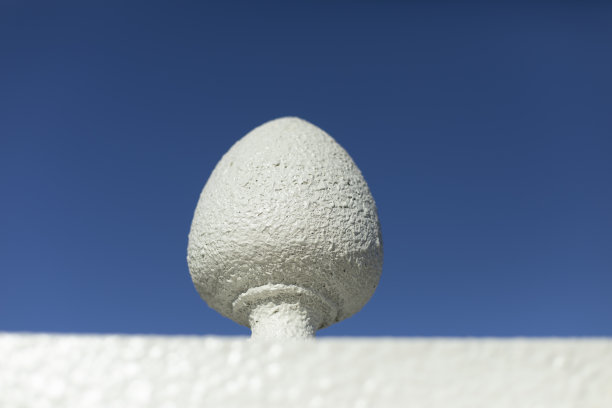 架构元素蛋。栅栏的细节。白色的球体映衬着天空。图片下载