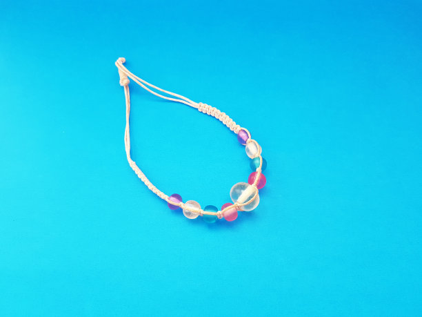 手工制作的手镯，由各种颜色的透明珠子制成图片下载