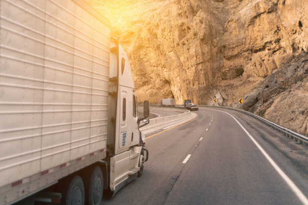 峡谷山路上的卡车图片下载