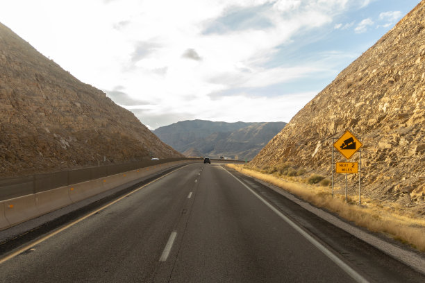 在山区的州际公路图片下载