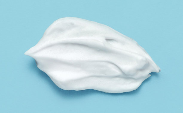 剃须膏孤立在蓝色背景。图片下载