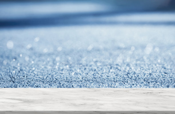 大理石餐桌上的散焦阳光穿过寒冷的冬天，光滑的大理石架子上的散焦反射晨光，花岗岩地板纹理背景与闪光的产品展示图片下载