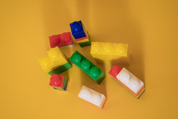 塑料玩具构造彩色块的详细顶视图。图片下载