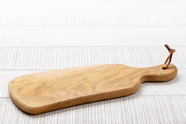 白色餐桌上的木制砧板图片下载