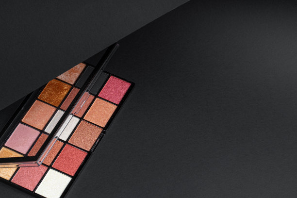 颜色专业化妆品调色板在黑暗的背景图片下载