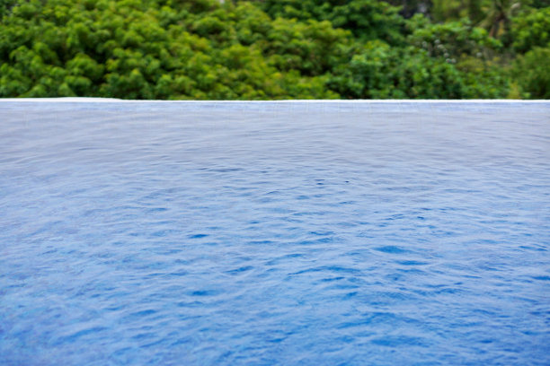 视野无限游泳池与平静和放松的蓝色的水图片下载